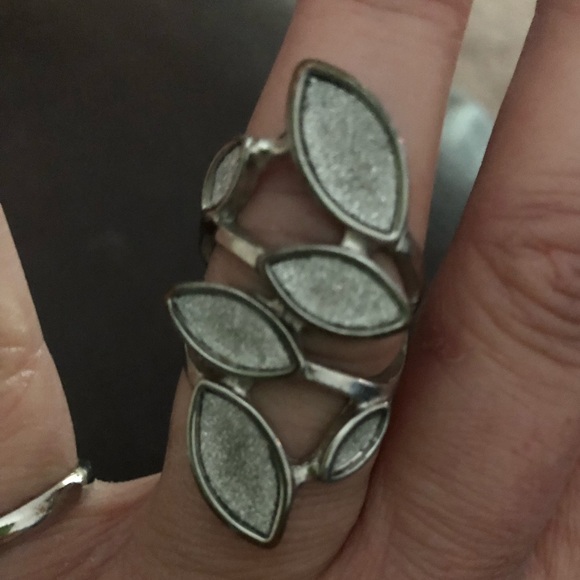 Jewelry - 5/$25 Leaf Ring Size 8 Unique Sparkle